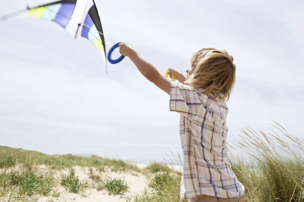 keep kids busy this summer, activities for summer, summer activities for kids, things for kids to do on summer vacation, free activity calendar, flying a kite at the beach